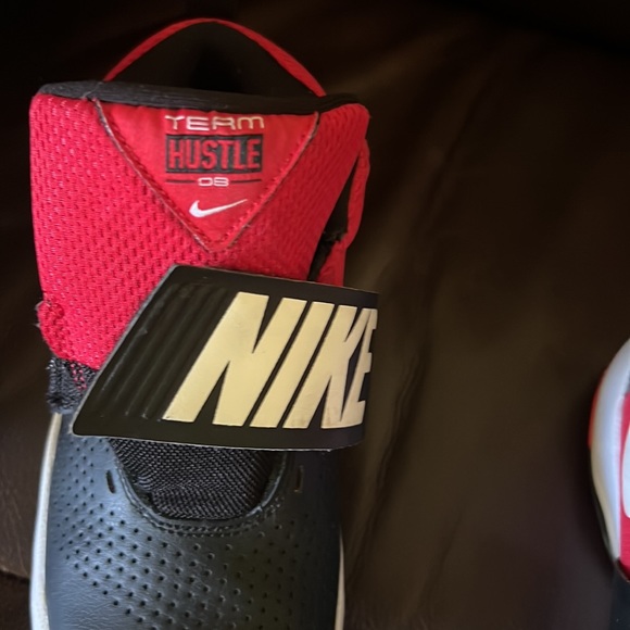 👟👟Nike size 5.5 boys red and black and white one doesn’t have straps - Picture 8 of 10